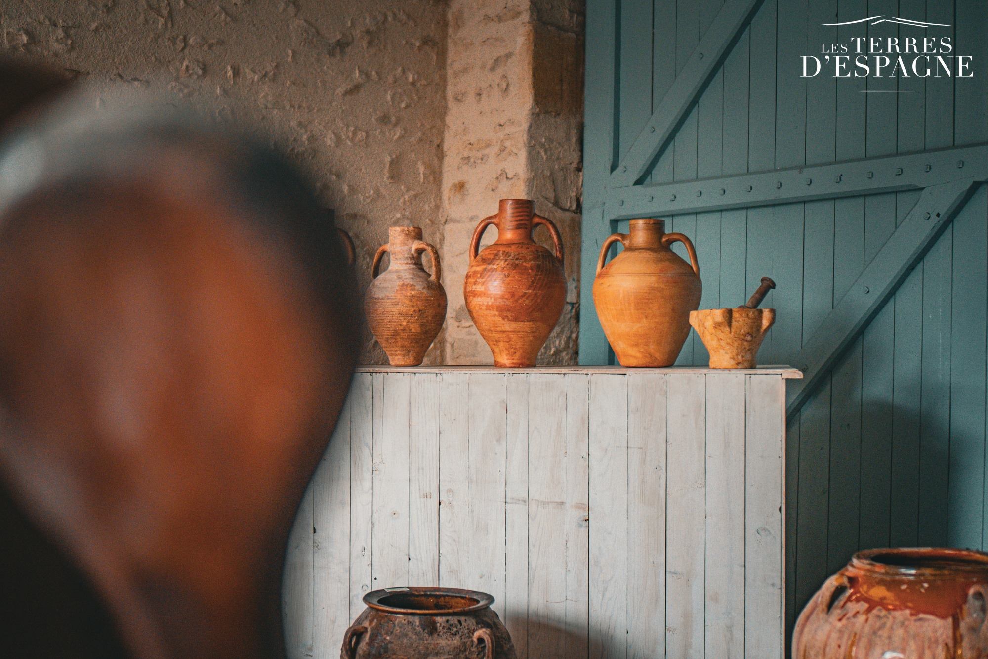 Cruches càntaros placées en décoration d'intérieur dans une maison