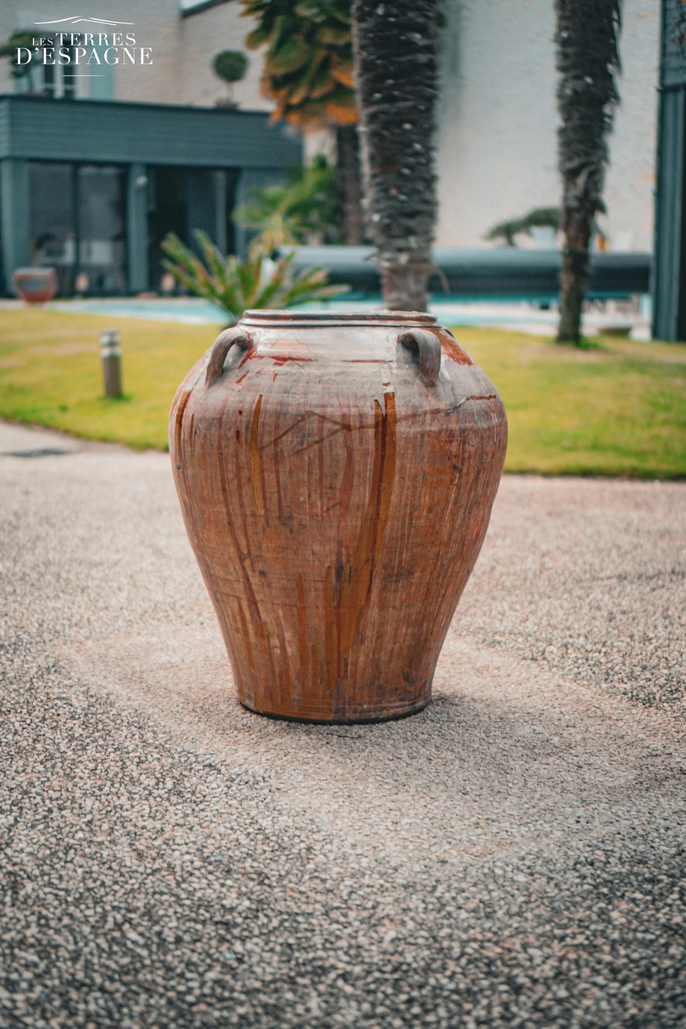 Petite jarre ancienne en terre cuite 73cm x 65cm avec trois courtes anses - Les Terres d'Espagne