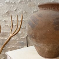 Petite jarre en terre cuite ancienne marquée de trois griffes 40cm x 30cm - Les Terres d'Espagne