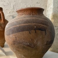 Petite jarre en terre cuite ancienne marquée de trois griffes 40cm x 30cm - Les Terres d'Espagne