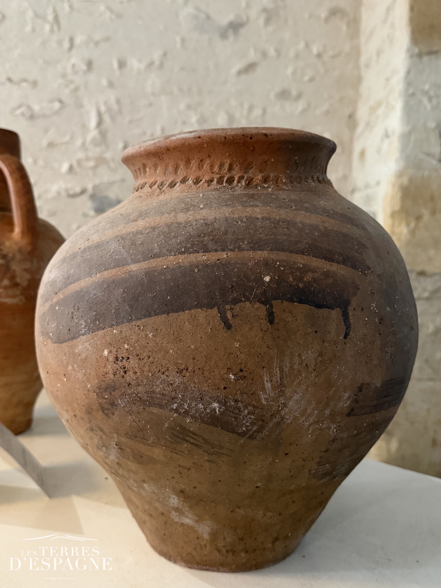 Petite jarre en terre cuite ancienne marquée de trois griffes 40cm x 30cm - Les Terres d'Espagne Petite jarre en terre cuite ancienne marquée de trois griffes 40cm x 30cm - Les Terres d'Espagne